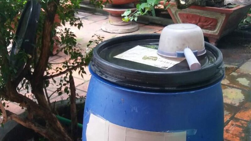 A household water storage barrel tightly sealed with a fitted lid
